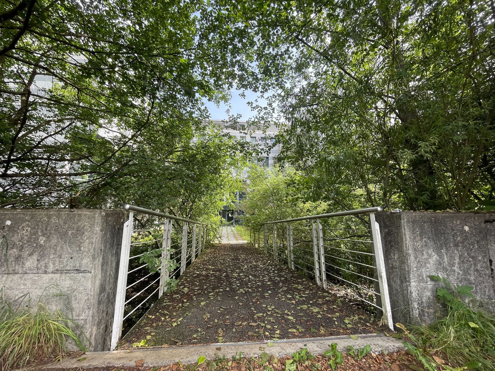 Bild von einer Brücke, die in den Innenhof eines Gebäudes führt.